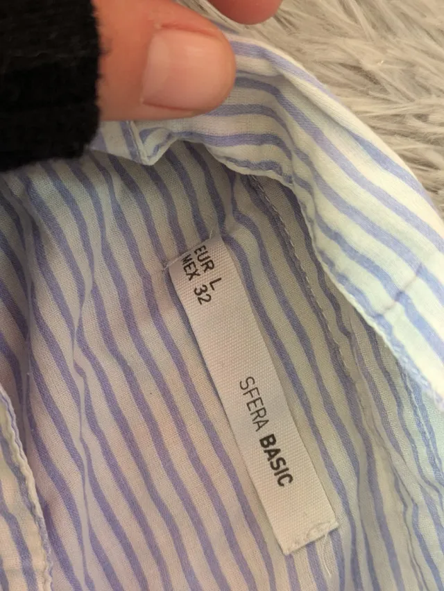 Camisa de rayas azules y blancas