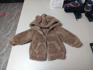Chaqueta de peluche marrón con capucha