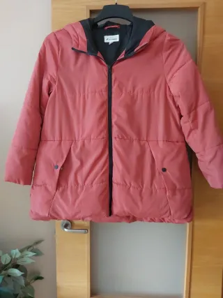 Chaquetón rojo con capucha