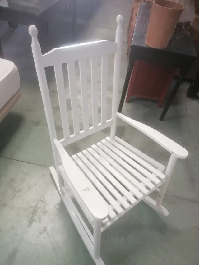 Mecedora de madera blanca