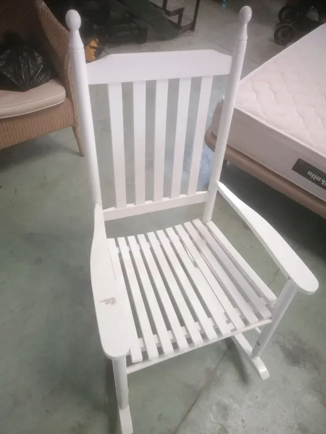 Mecedora de madera blanca