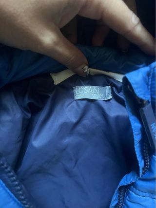 Chaleco azul acolchado con capucha