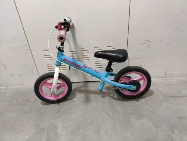 Bicicleta sin pedales Btwin azul y rosa