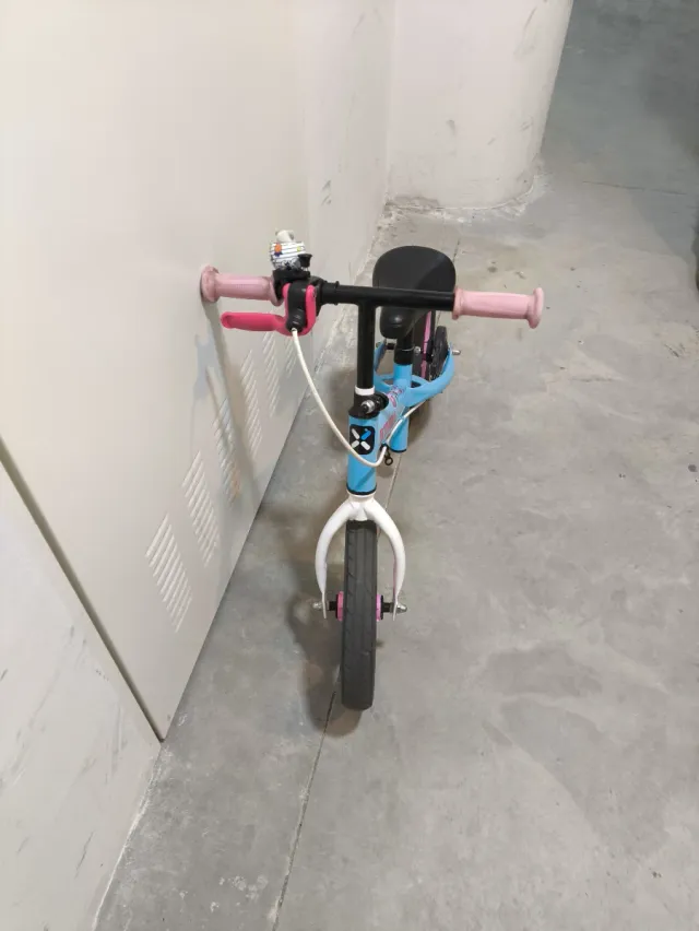 Bicicleta sin pedales Btwin azul y rosa
