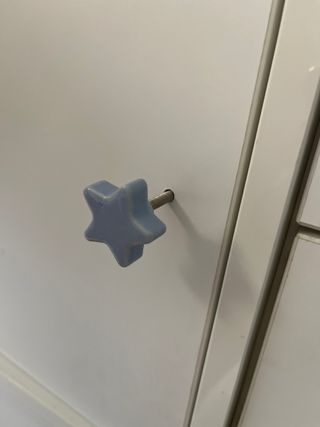 Estantería IKEA blanca con puertas y cajones