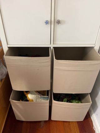 Estantería IKEA blanca con puertas y cajones