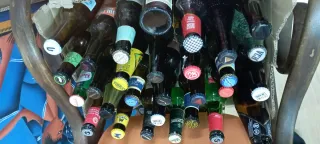 Bottiglie vuote di birra da un terzo