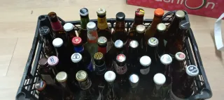 Bottiglie vuote di birra da un terzo