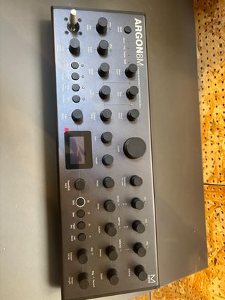 Sintetizador Argon8M