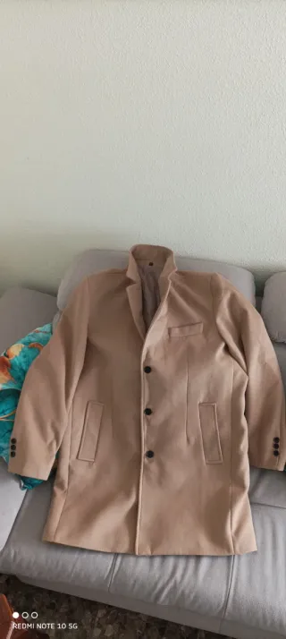 Elegante abrigo beige hombre