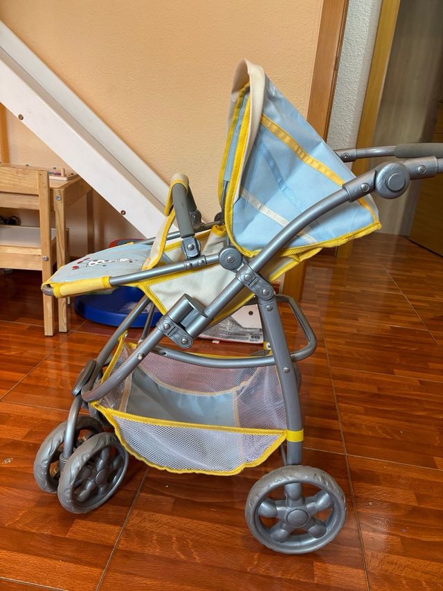 Carrito de muñecas azul y amarillo