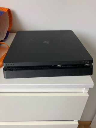 PS4 slim 825 GB + Mando PS4 + 4 juegos  conocidos
