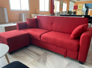 Sconto Sofá elegante rosso con pouf