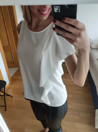 Blusa con volantes manga corta