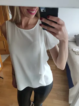 Blusa con volantes manga corta