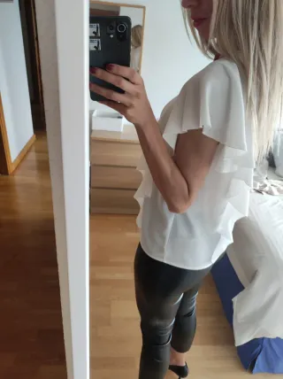 Blusa con volantes manga corta