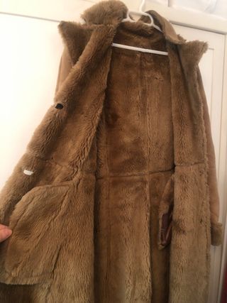 Abrigo largo marrón con capucha