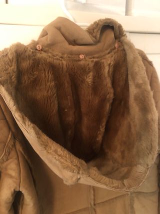 Abrigo largo marrón con capucha