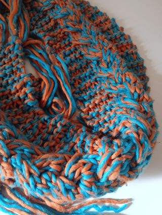 Bufanda tejida a mano azul y naranja