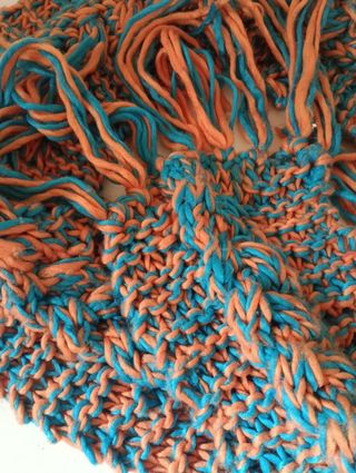 Bufanda tejida a mano azul y naranja