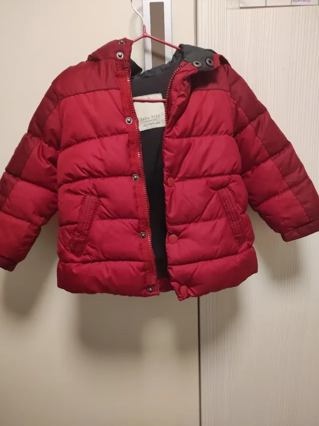 Abrigo niño rojo Zara, talla 4