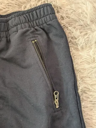 Chándal negro con cremalleras