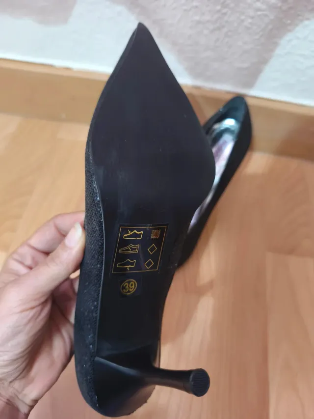 Zapatos de tacón negros brillantes