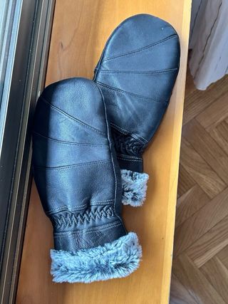 Manoplas cuero y guantes lana negros