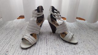Sandalias blancas de tacón de cuña.