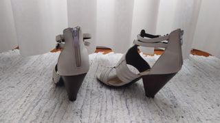 Sandalias blancas de tacón de cuña.