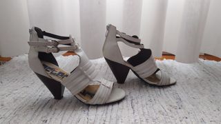 Sandalias blancas de tacón de cuña.