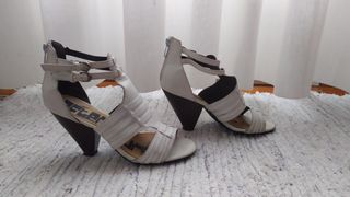 Sandalias blancas de tacón de cuña.