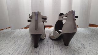 Sandalias blancas de tacón de cuña.