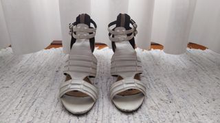 Sandalias blancas de tacón de cuña.