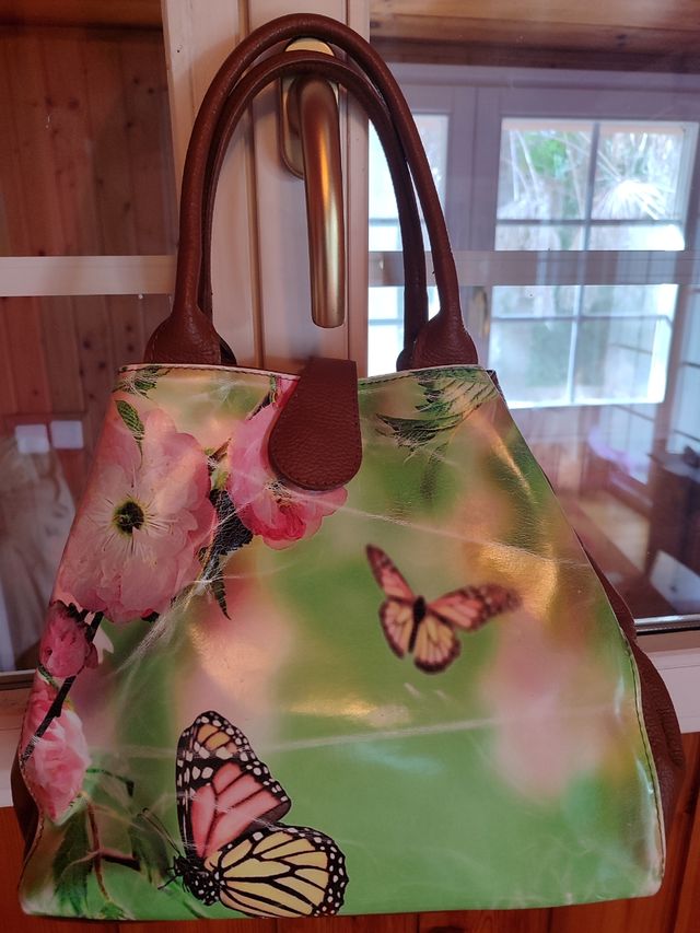 Bolso de piel con estampado floral y mariposas