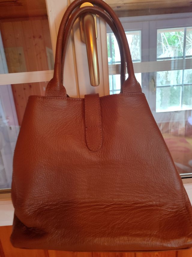 Bolso de piel con estampado floral y mariposas