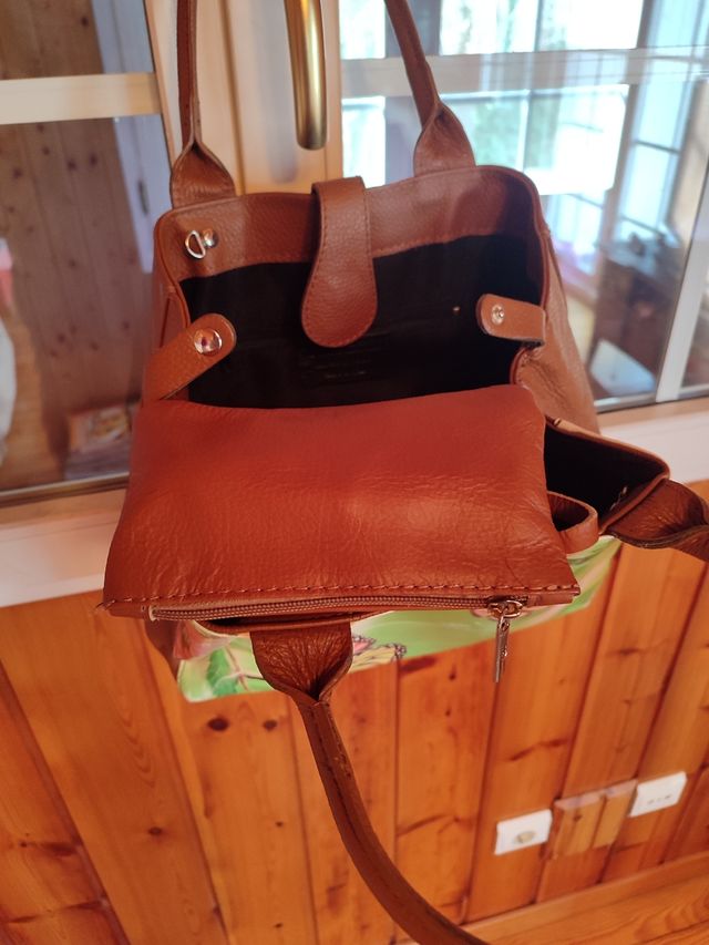 Bolso de piel con estampado floral y mariposas