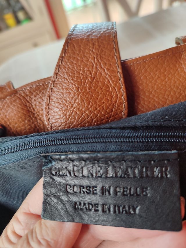 Bolso de piel con estampado floral y mariposas