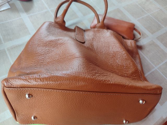 Bolso de piel con estampado floral y mariposas