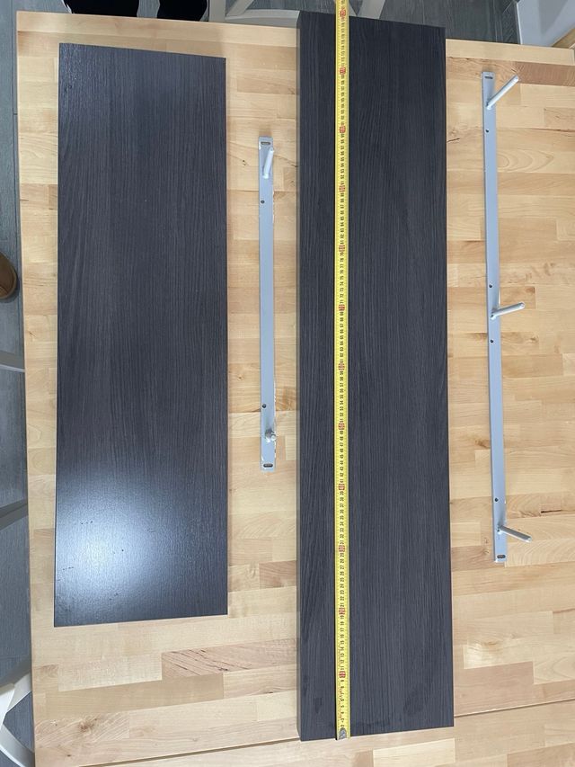 Scaffali in legno con supporto nascosto