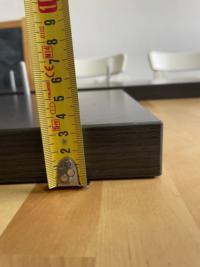 Scaffali in legno con supporto nascosto