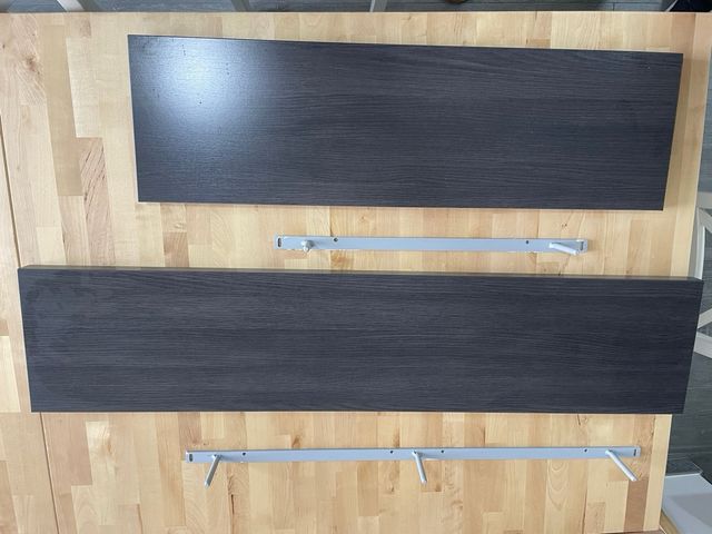 Scaffali in legno con supporto nascosto