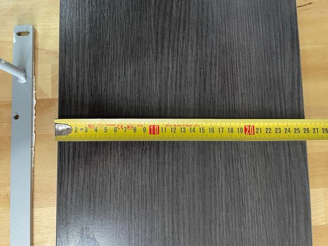 Scaffali in legno con supporto nascosto