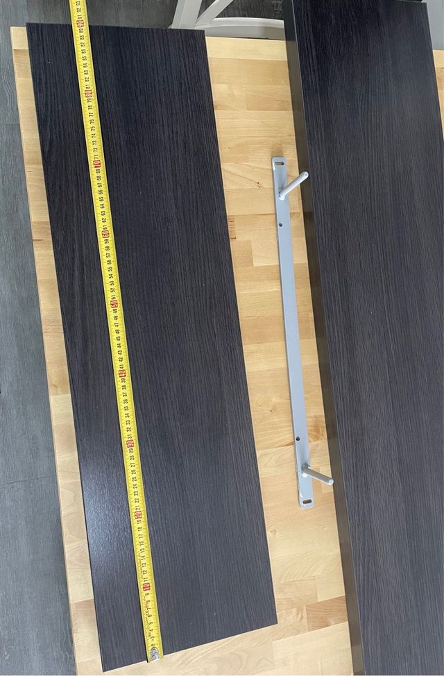 Scaffali in legno con supporto nascosto