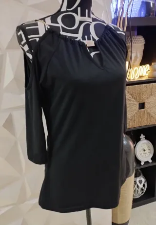 Donna Maglia Nera Spalle Scoperte