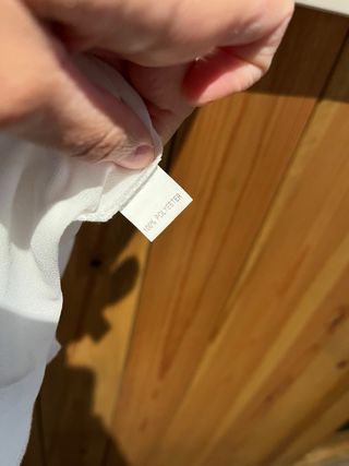 Pantalones beige con pedrería, cuerpo y blusa