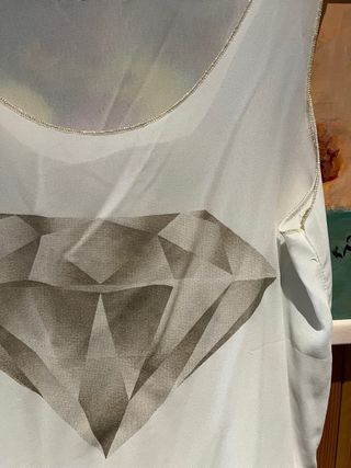 Pantalones beige con pedrería, cuerpo y blusa