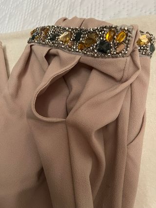 Pantalones beige con pedrería, cuerpo y blusa