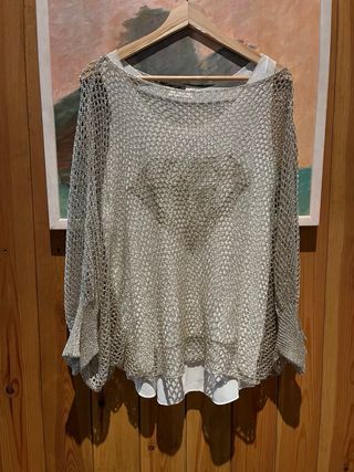 Pantalones beige con pedrería, cuerpo y blusa