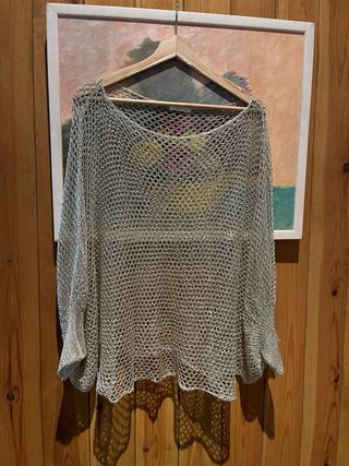 Pantalones beige con pedrería, cuerpo y blusa